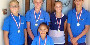 Agter v.l.n.r.: George Groenewald o/12 â€“ Diskus (23,18m); Dehan Botha o/13 â€“ Spiesgooi (31,15m); Caitlyn Otto o/13 â€“ 1500m Stap (9:34.4) Jurie-Johann Groenewald 0/13 â€“ 200m Hekkies (33.6). Voor: Joy Hans o/8 â€“ 60m Uitdun (10.6); 60m Finaal (10.5) en 80m Uitdun (14.2); 80m Finaal (14.1)